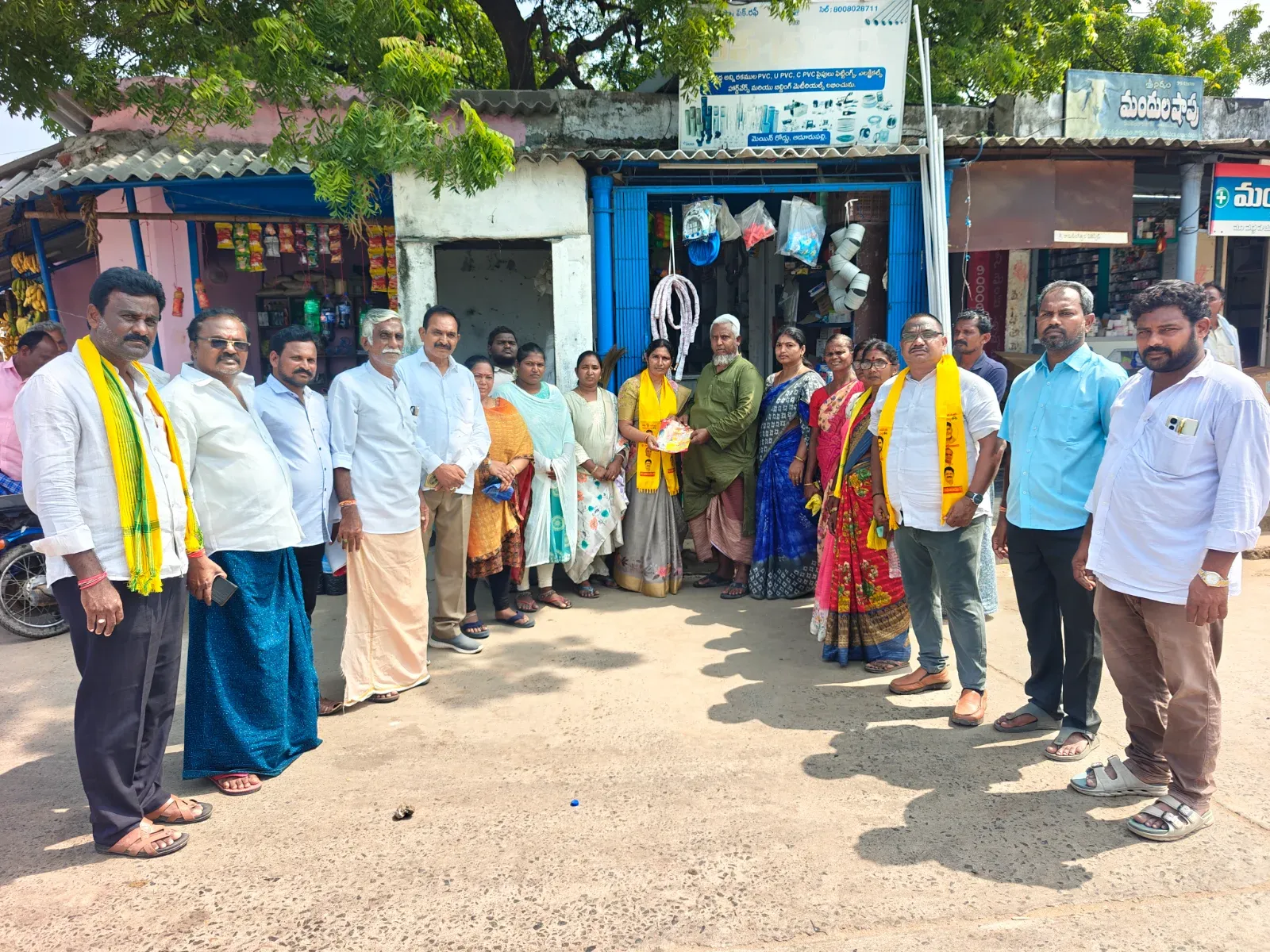 ఆదురుపల్లిలో టీడీపీ జడ్పీటీసీ అభ్యర్థి ప్రచారం