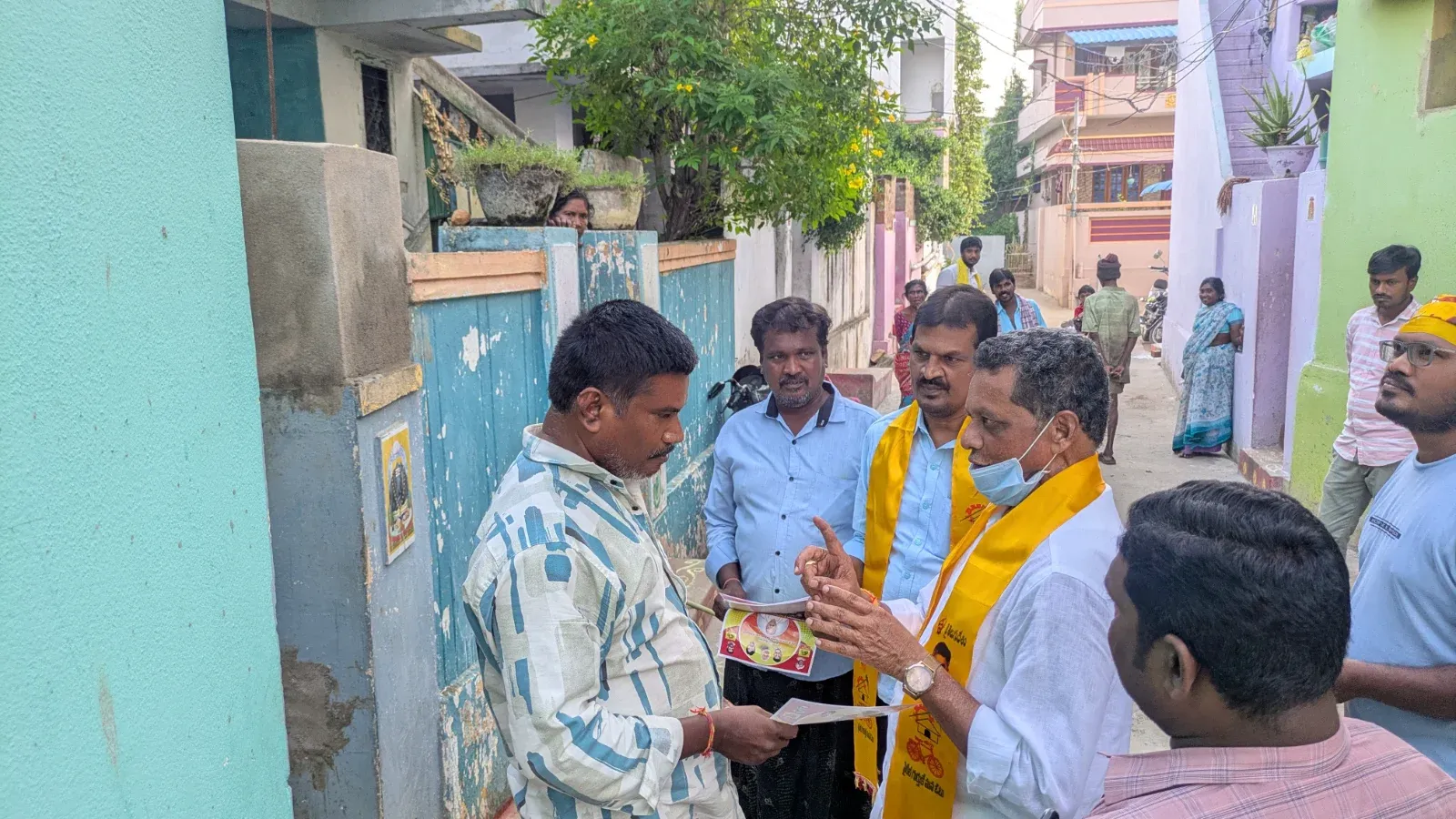 ఇంటింటికి ప్రచారంలో దూసుకుపోతున్న టీడీపీ అభ్యర్థులు.