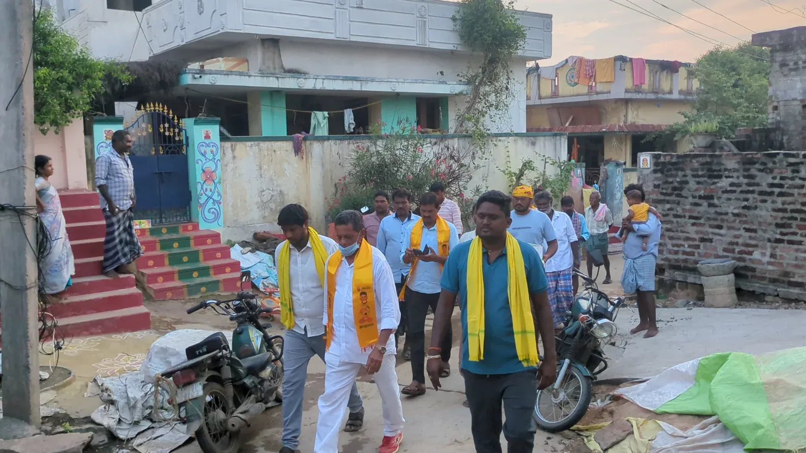 ఇంటింటికి ప్రచారంలో దూసుకుపోతున్న టీడీపీ అభ్యర్థులు.
