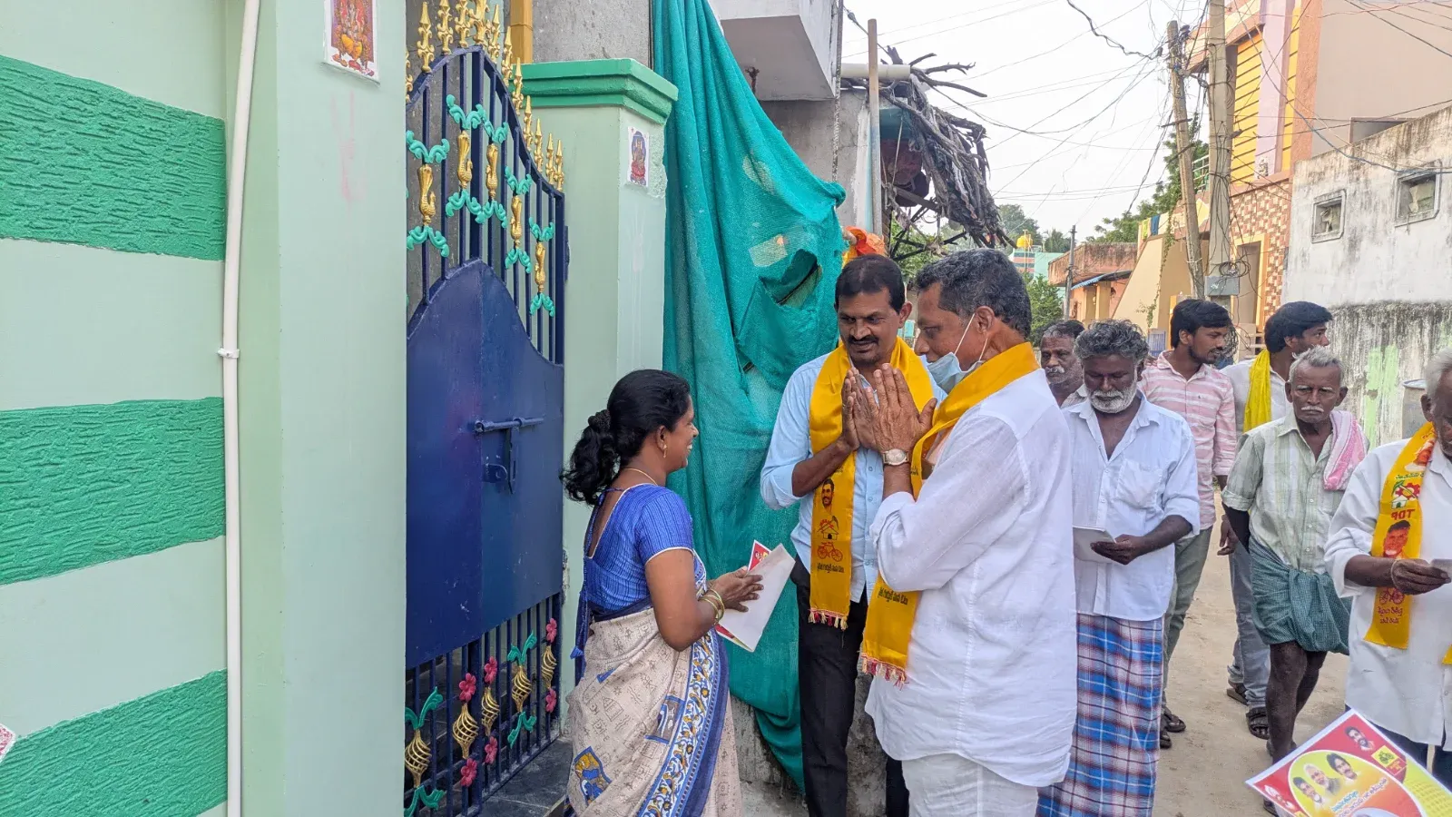 ఇంటింటికి ప్రచారంలో దూసుకుపోతున్న టీడీపీ అభ్యర్థులు.