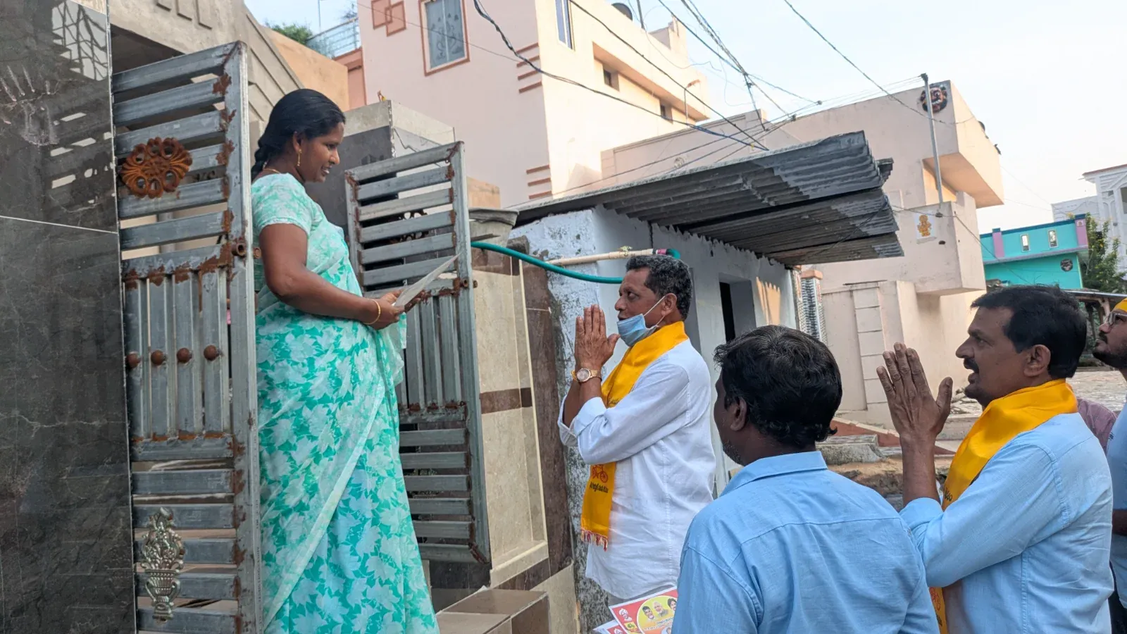 ఇంటింటికి ప్రచారంలో దూసుకుపోతున్న టీడీపీ అభ్యర్థులు.