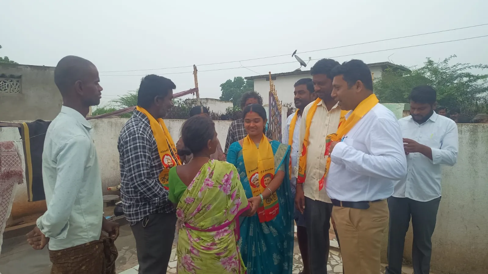 ఉయ్యాలపల్లిలో టీడీపీ నేతల ముమ్మర ప్రచారం.. ఇంటింటికీ వెళ్లి ఓటర్లను కలిసిన నాయకులు