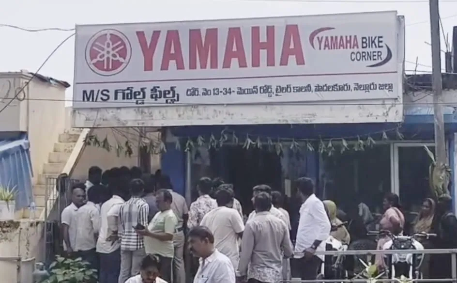 విద్యుత్ షాక్‌తో యమహా షోరూం మెకానిక్ మృతి!