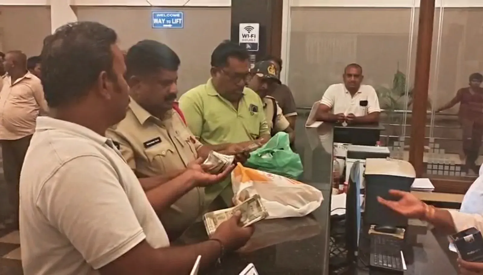 నెల్లూరులో హరిత టూరిజంలో పేకాట స్థావరంపై పోలీసుల దాడి