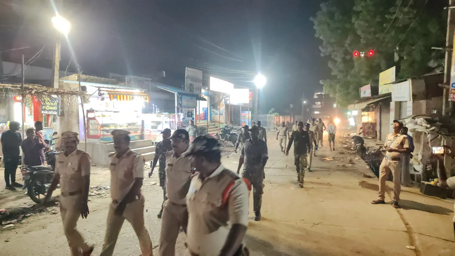 కలువాయి లో పోలీస్ మార్చ్..