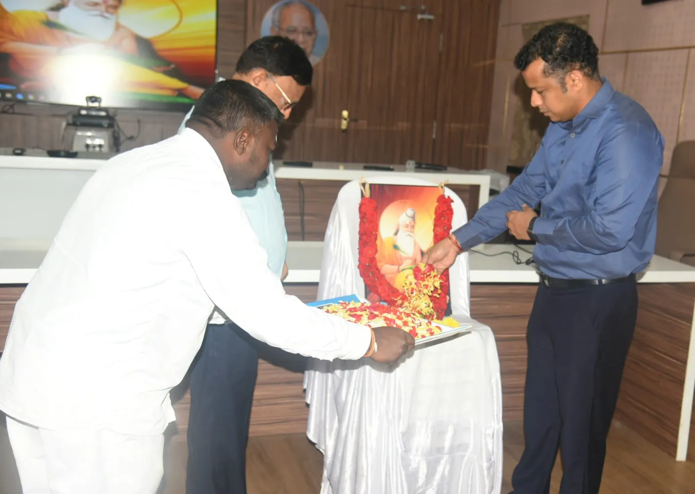 ధర్మం, సత్యం, నీతి మార్గాలను బోధించే మహాకావ్యం రామాయణం