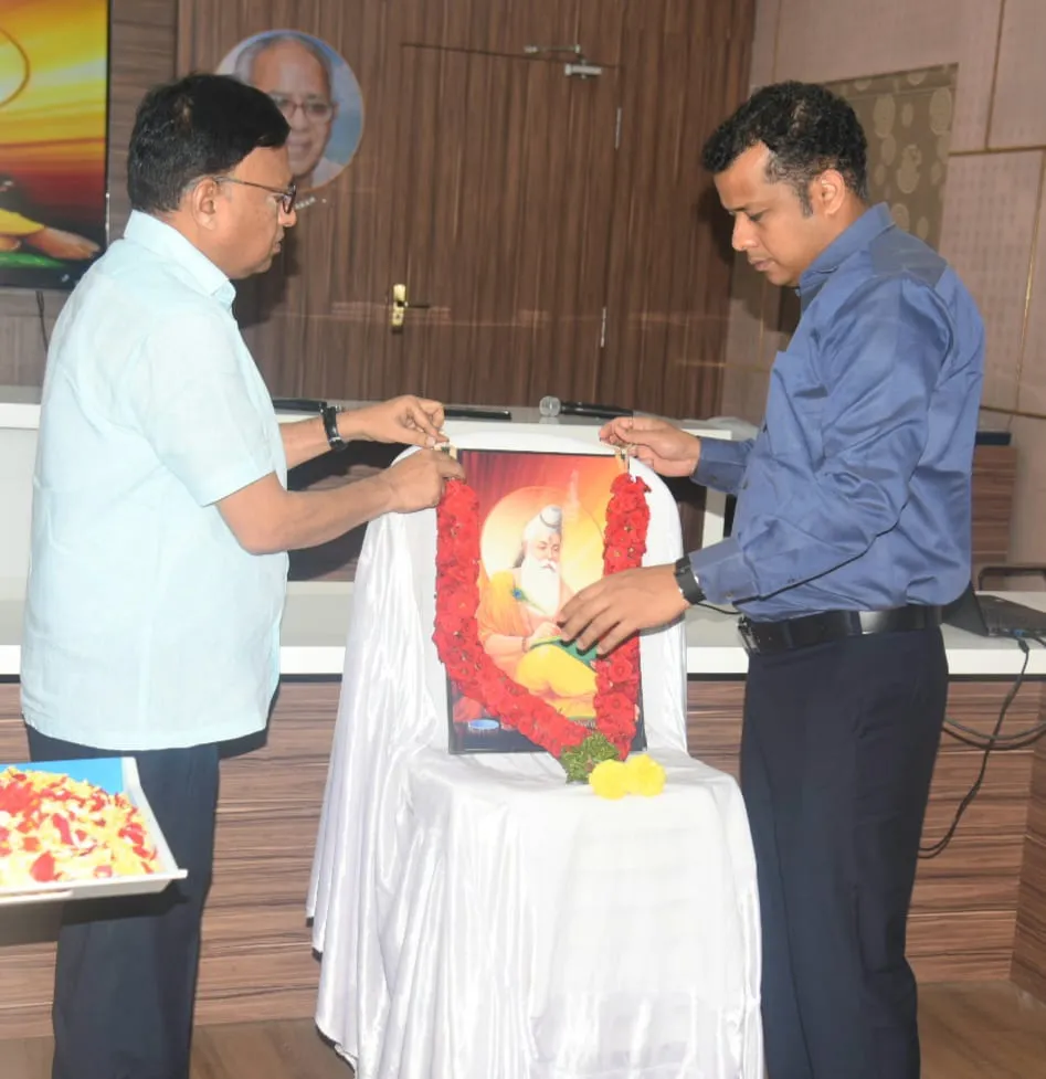 ధర్మం, సత్యం, నీతి మార్గాలను బోధించే మహాకావ్యం రామాయణం
