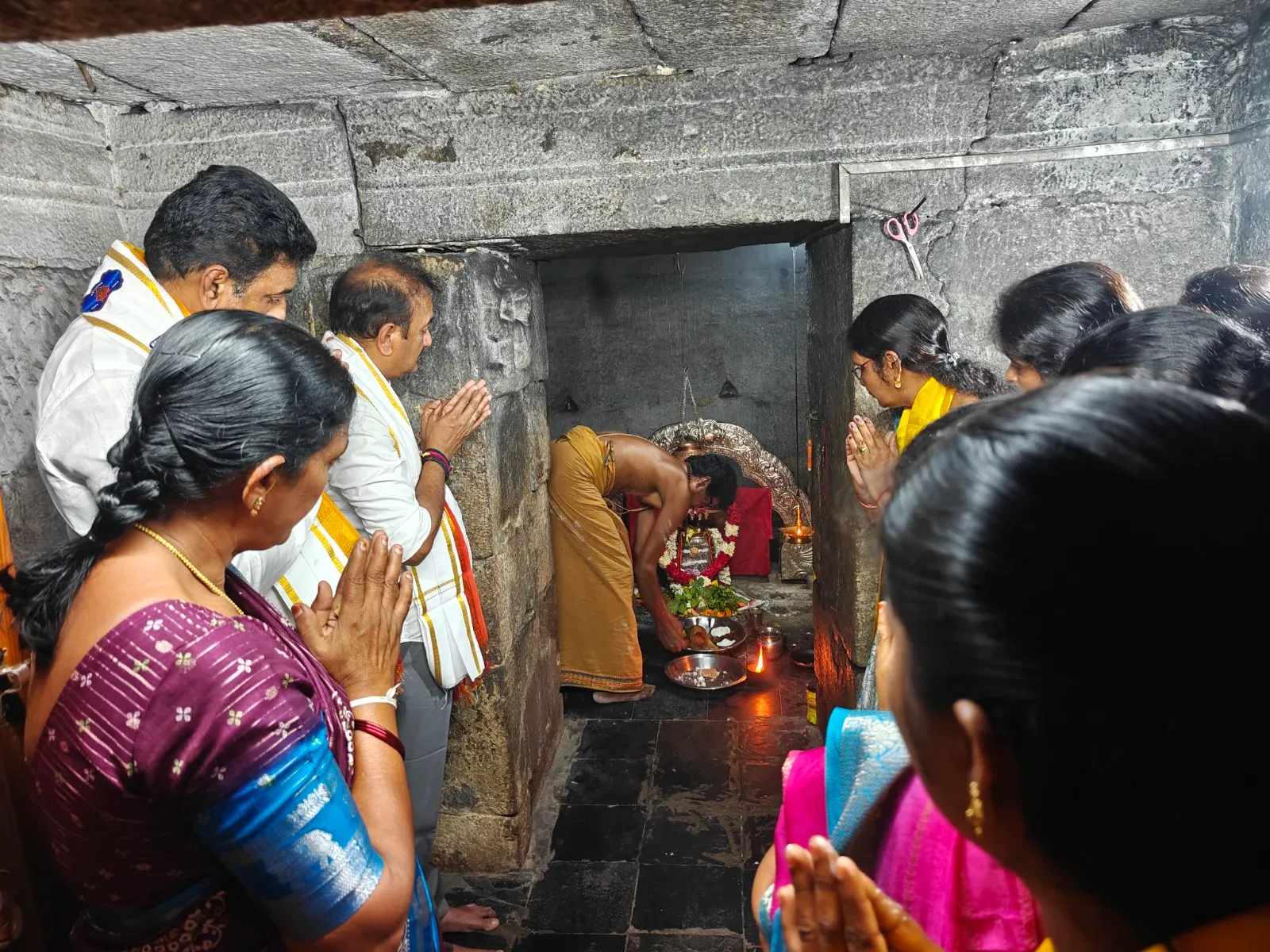 కోటితీర్థం శివాలయంలో ప్రత్యేక పూజలు నిర్వహించిన టిడిపి నాయకులు తాళ్లూరు గిరినాయుడు