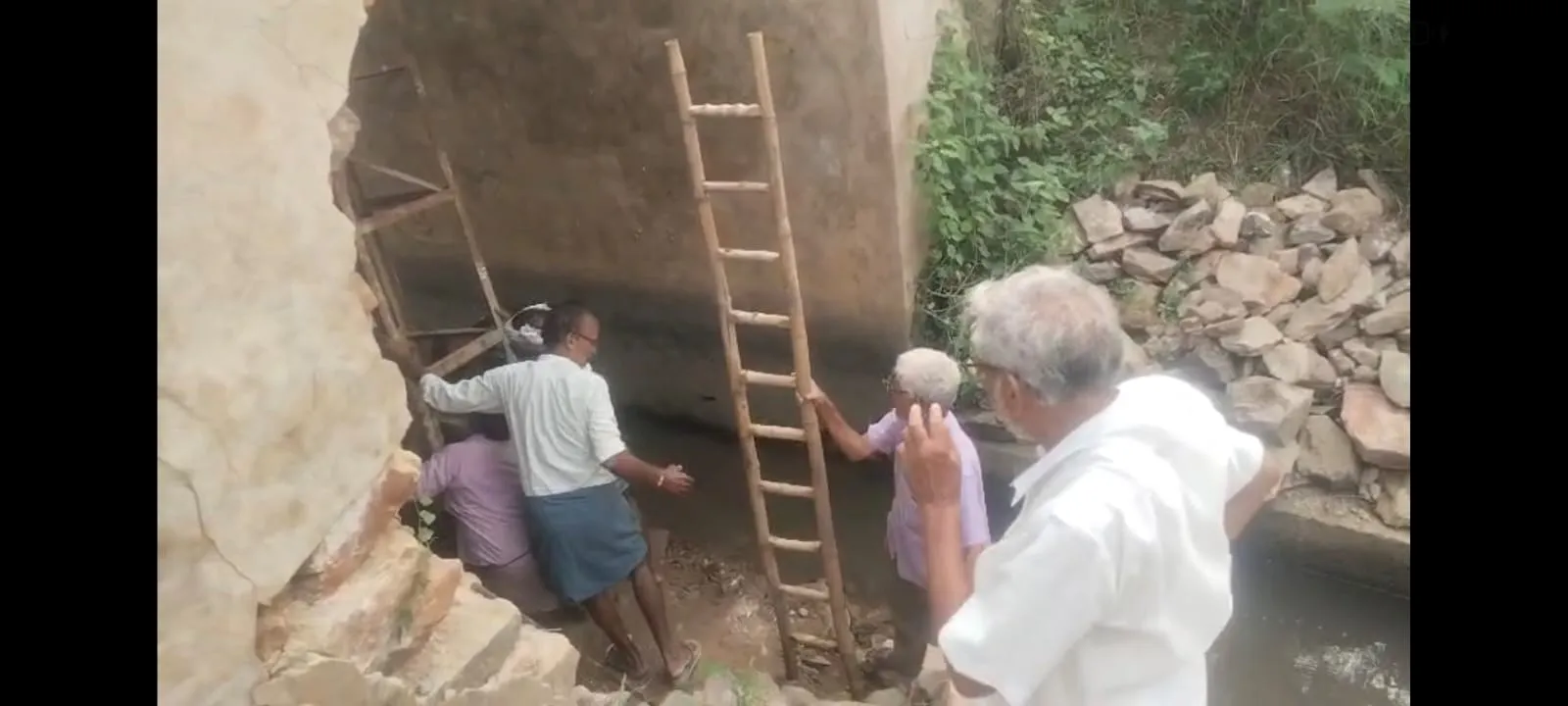 అక్షర దర్శిని కథనానికి స్పందన.. బ్రిడ్జికి తాత్కాలిక మరమ్మతులు చేపట్టిన అధికారులు!