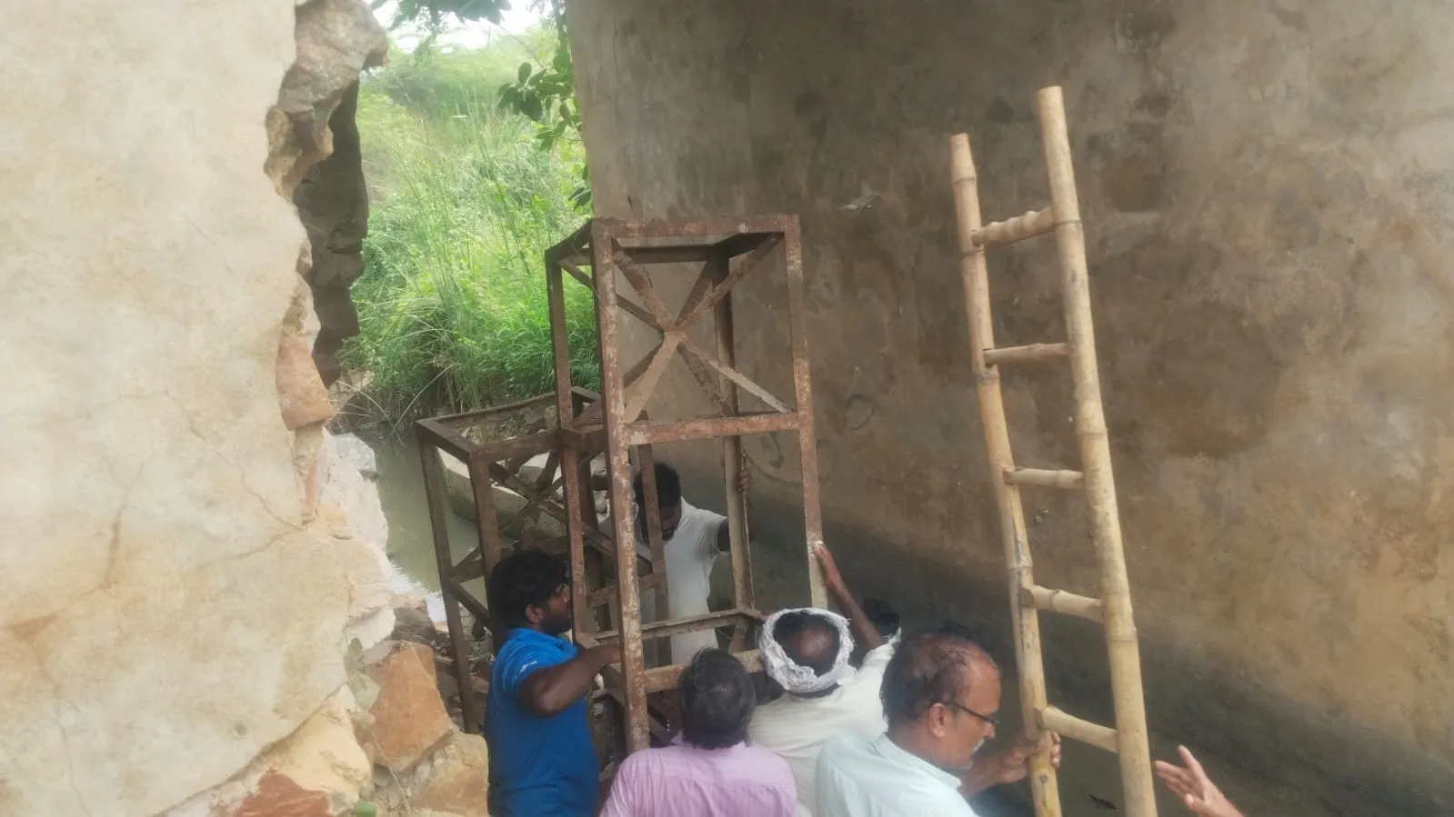 అక్షర దర్శిని కథనానికి స్పందన.. బ్రిడ్జికి తాత్కాలిక మరమ్మతులు చేపట్టిన అధికారులు!