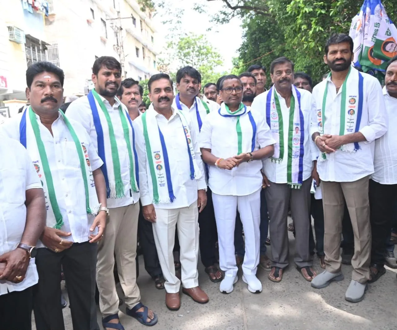 వైఎస్సార్‌సీపీ అభ్యర్థులను భారీ మెజార్టీతో గెలిపించండి