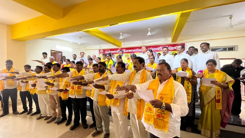 టీడీపీ జడ్పీటీసీ అభ్యర్థులకు బీ-ఫారాలు అందజేత
